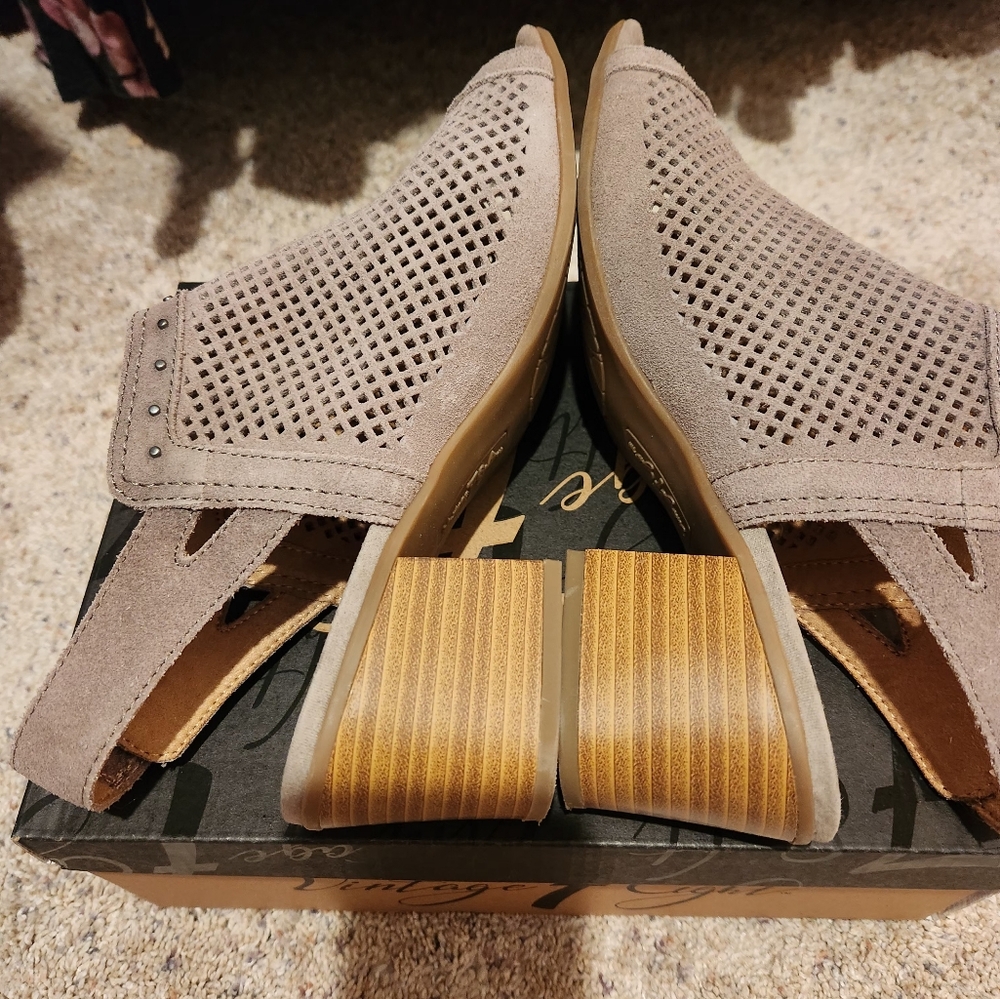 Vintage 7 Taupe Sandals